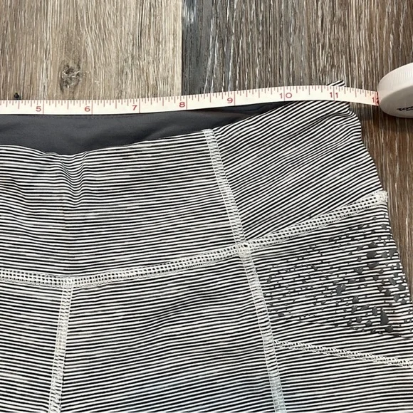 Lululemon Shorts - Size 4 - Picture 11 of 12